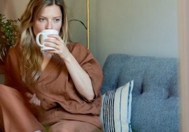 découvrez notre collection de loungewear, alliant confort et style pour des moments de détente inoubliables à la maison. explorez des vêtements doux, élégants et parfaits pour se relaxer.