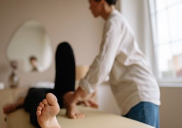 découvrez les bienfaits de l'acupression, une technique de médecine traditionnelle qui stimule des points spécifiques sur le corps pour soulager le stress, la douleur et améliorer votre bien-être général. apprenez comment intégrer cette pratique ancienne dans votre routine quotidienne et favoriser votre santé naturelle.