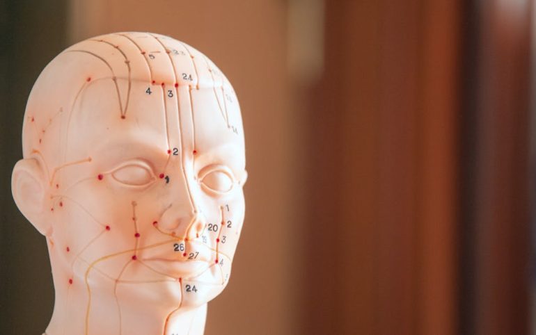 découvrez l'acupression, une technique millénaire de la médecine traditionnelle chinoise qui utilise la pression sur des points précis du corps pour soulager la douleur, réduire le stress et améliorer le bien-être général. apprenez comment cette méthode naturelle peut transformer votre santé.