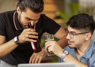 découvrez l'univers fascinant de la bière, ses variétés, ses saveurs et ses méthodes de brassage. plongez dans l'histoire et la culture de cette boisson emblématique en explorant des conseils de dégustation et des accords mets-bières.