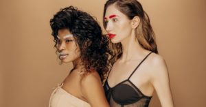 découvrez les dernières tendances en lingerie et réinventez votre garde-robe intime. des styles modernes aux motifs audacieux, trouvez l'inspiration pour sublimer votre féminité et allier confort et élégance.