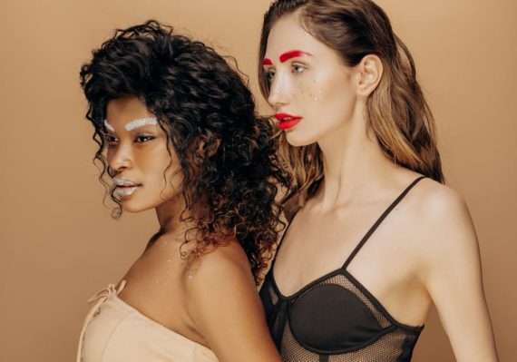 découvrez les dernières tendances en lingerie et réinventez votre garde-robe intime. des styles modernes aux motifs audacieux, trouvez l'inspiration pour sublimer votre féminité et allier confort et élégance.