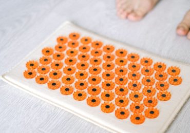 découvrez les bienfaits de notre tapis d'acupression, conçu pour soulager le stress, favoriser la relaxation et améliorer la circulation sanguine. idéal pour un usage quotidien, il vous aide à atteindre un état de détente profonde en quelques minutes.